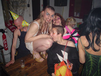 plastique & dunst biting off more...