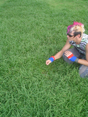 axel and grass